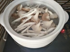 蛤蜊稍煮，加入菇类一起