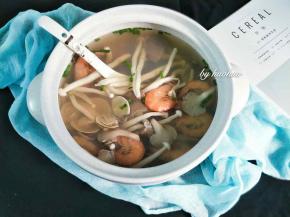 待所有食材煮熟之后，加入盐、鸡精调味，撒适量葱花即可