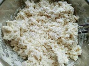 面粉放在容器中，酵母粉用温水融化，分次加入面粉中，用筷子搅成絮状。再揉成面团，进行发酵，发酵至原来的两倍大。