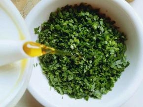 韭菜洗干净后淋干水份，切碎，放入容器中，首先加入少量食用油，搅拌均匀。这样韭菜不会出水哦。