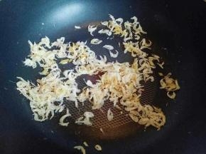 虾皮洗干净后淋干，锅中加入油，加去虾皮煸炒，盛出备用。