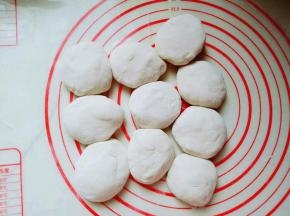 发酵好的面团揉圆排气，分成等份的小面团，约50g一个。