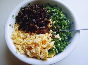 鸡蛋，韭菜，虾皮混合一起，加入盐，糖，十三香搅拌均匀。