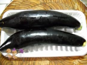 准备好紫茄子。