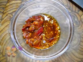 姜、蒜洗净，切细粒。 姜蒜、豆瓣、生抽放入碗中，调成味汁备用。