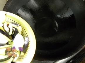 锅中油热，下茄子。