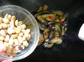 倒入熟花生，加入胡椒炒匀；调好味，盛起装盘。