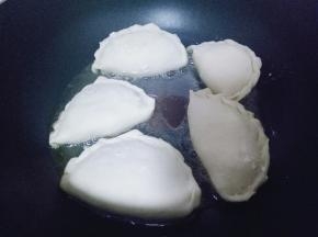 平底锅中加入适量油，把包好的韭菜盒子放入，中火煎至两面金黄即可。