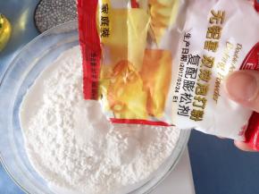 用一大碗放入糯米粉和泡打粉，混合均匀