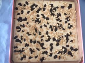 先均匀撒上葡萄干，再撒上西瓜子仁