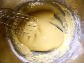 加入低筋面粉跟玉米淀粉搅拌均匀