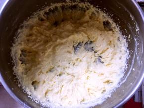 熬好的酱加入淡奶油搅拌均匀，打蛋器打发至蓬松