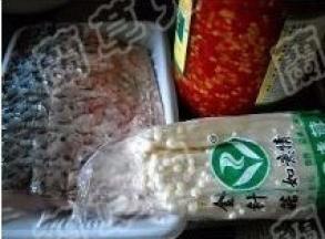 准备好草鱼中段鱼肉、金针菇、剁椒、生姜。