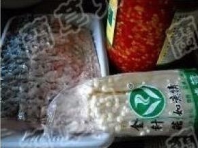 准备好草鱼中段鱼肉、金针菇、剁椒、生姜。