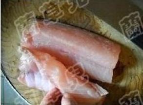 草鱼肉片下鱼肚大刺。