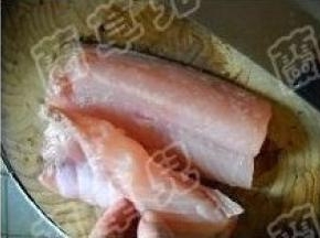 草鱼肉片下鱼肚大刺。