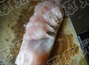 横向斜刀切成连体鱼片（鱼皮不切断）。 切好的鱼片鱼皮都还连着。