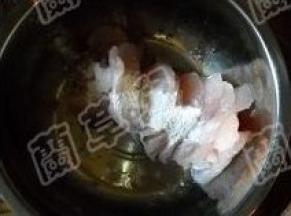 鱼肚和切好的鱼片用盐、淀粉拌匀，腌制20分钟。