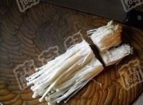 金针菇切去根部，洗净，沥干水分，备用。
