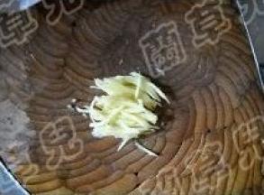 生姜洗净、去皮、切细丝。