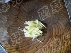 生姜洗净、去皮、切细丝。