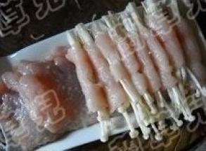 腌好的鱼肚码放在盘底。
鱼片放在鱼肚上，每片紧挨着，卷适量金针菇，形成鱼卷。