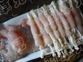 腌好的鱼肚码放在盘底。
鱼片放在鱼肚上，每片紧挨着，卷适量金针菇，形成鱼卷。