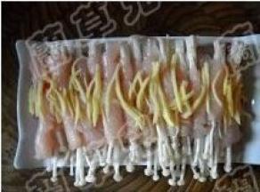 鱼卷上撒上姜丝。