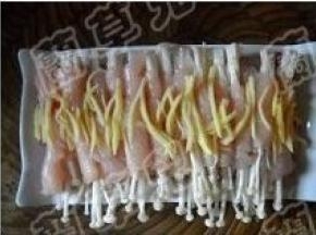 鱼卷上撒上姜丝。