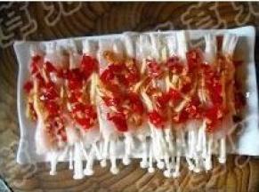 均匀的淋上剁椒。