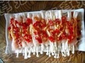 均匀的淋上剁椒。