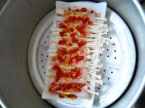 放入锅中，隔水蒸20分钟。