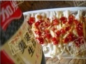 蒸好的鱼卷淋上香油、生抽，即可。