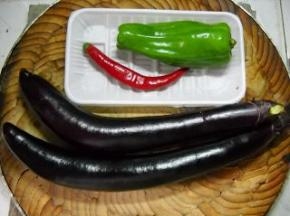 准备好茄子、水煮白肉和青红椒。