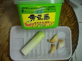 准备好黄豆酱、葱、蒜。