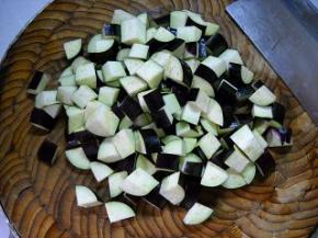 茄子洗净、切小丁。