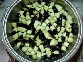 切好的切丁放入冷水中浸泡15分钟。