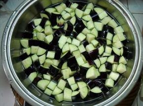 切好的切丁放入冷水中浸泡15分钟。