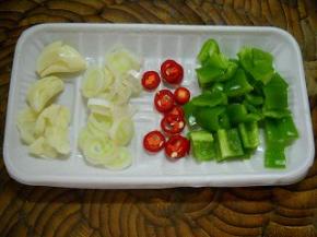 青红椒、姜蒜洗净切块备用