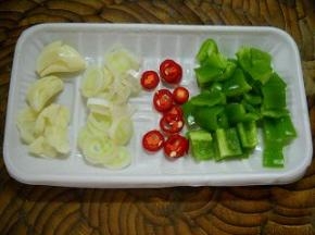 青红椒、姜蒜洗净切块备用