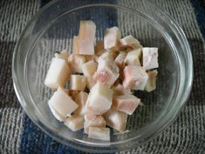 水煮白肉切成与茄子相仿的小丁