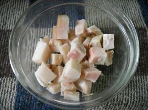 水煮白肉切成与茄子相仿的小丁