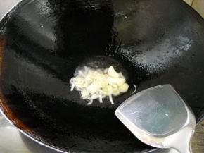 锅中倒油，爆香葱蒜。