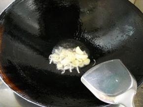锅中倒油，爆香葱蒜。