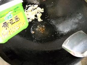 葱蒜拨一边，加入黄豆酱，炒出香味。