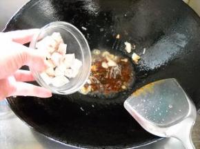 倒入白肉，炒匀。