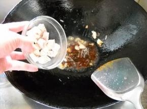倒入白肉，炒匀。