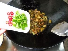 加入青红椒，炒匀；调好味盛入碗中。
