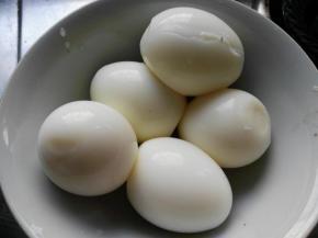 将鸡蛋放开水里煮6分钟，如果想吃溏心鸡蛋的话只要煮4分钟左右，煮好的鸡蛋放凉水里过凉，剥壳待用