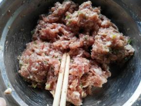 舀一勺肉末放保鲜膜上压扁(如图)